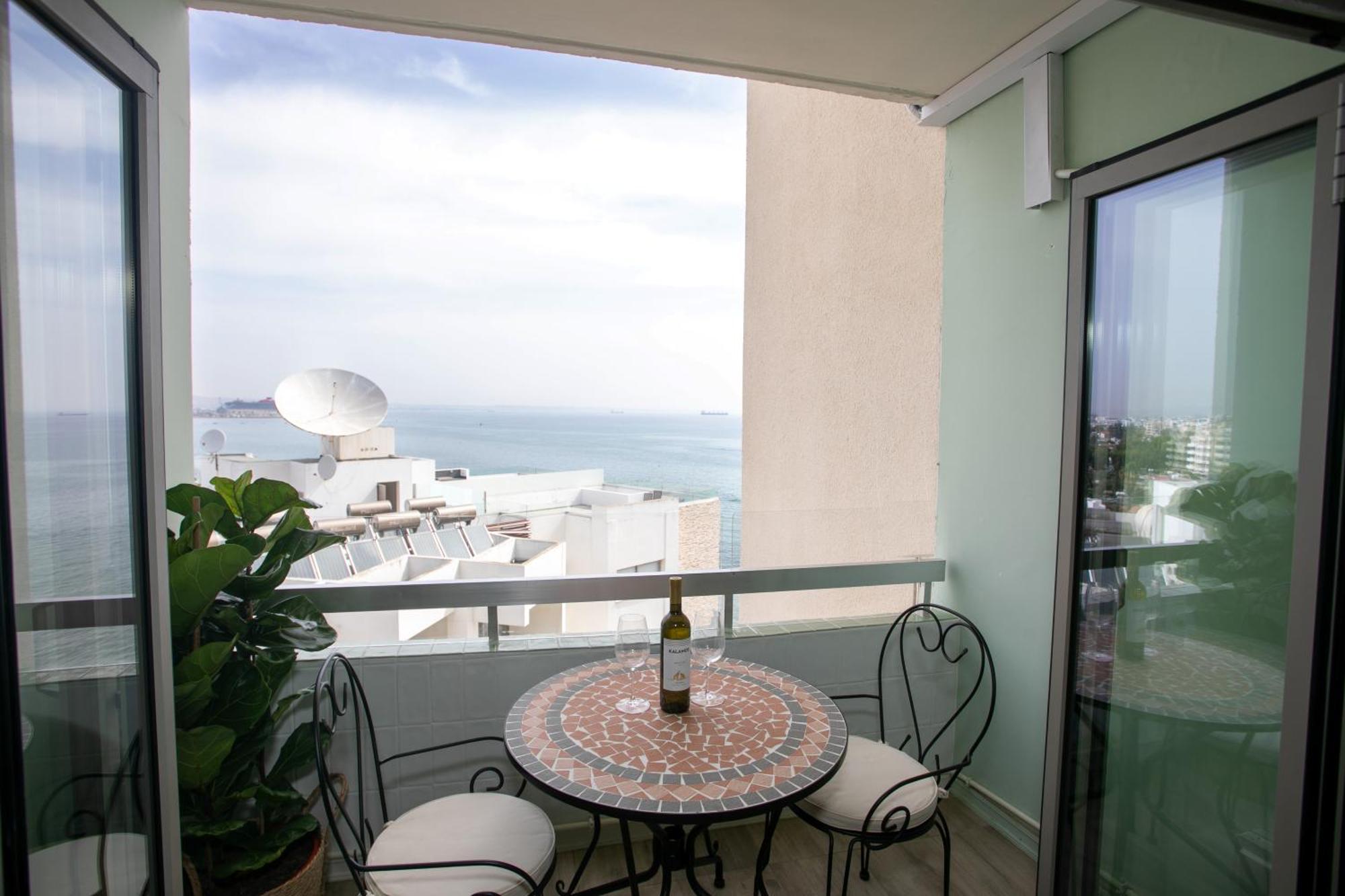 Palmove Luxurious Beachfront Apartment Larnaka
